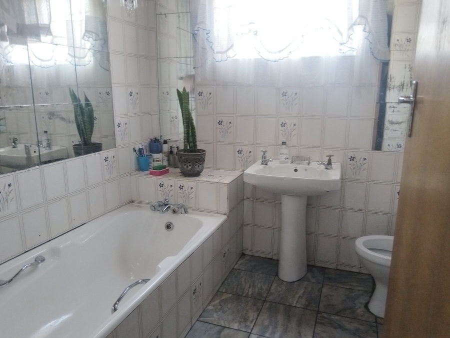 Bedroom Property for Sale in Bishop Lavis Western Cape